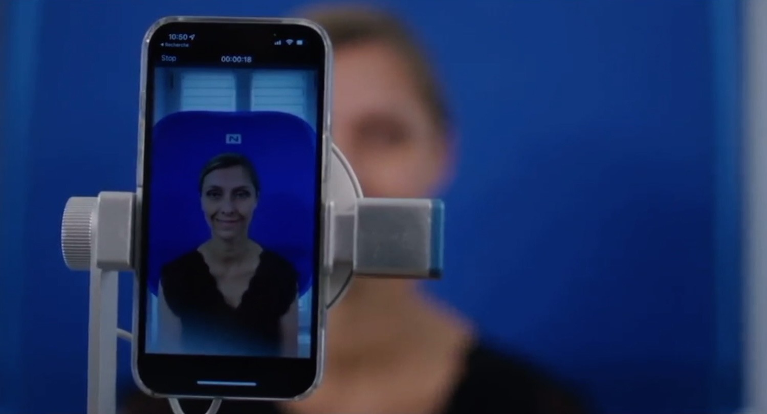 patient smiling while performing a photoshooting with Nextmotion Revolution